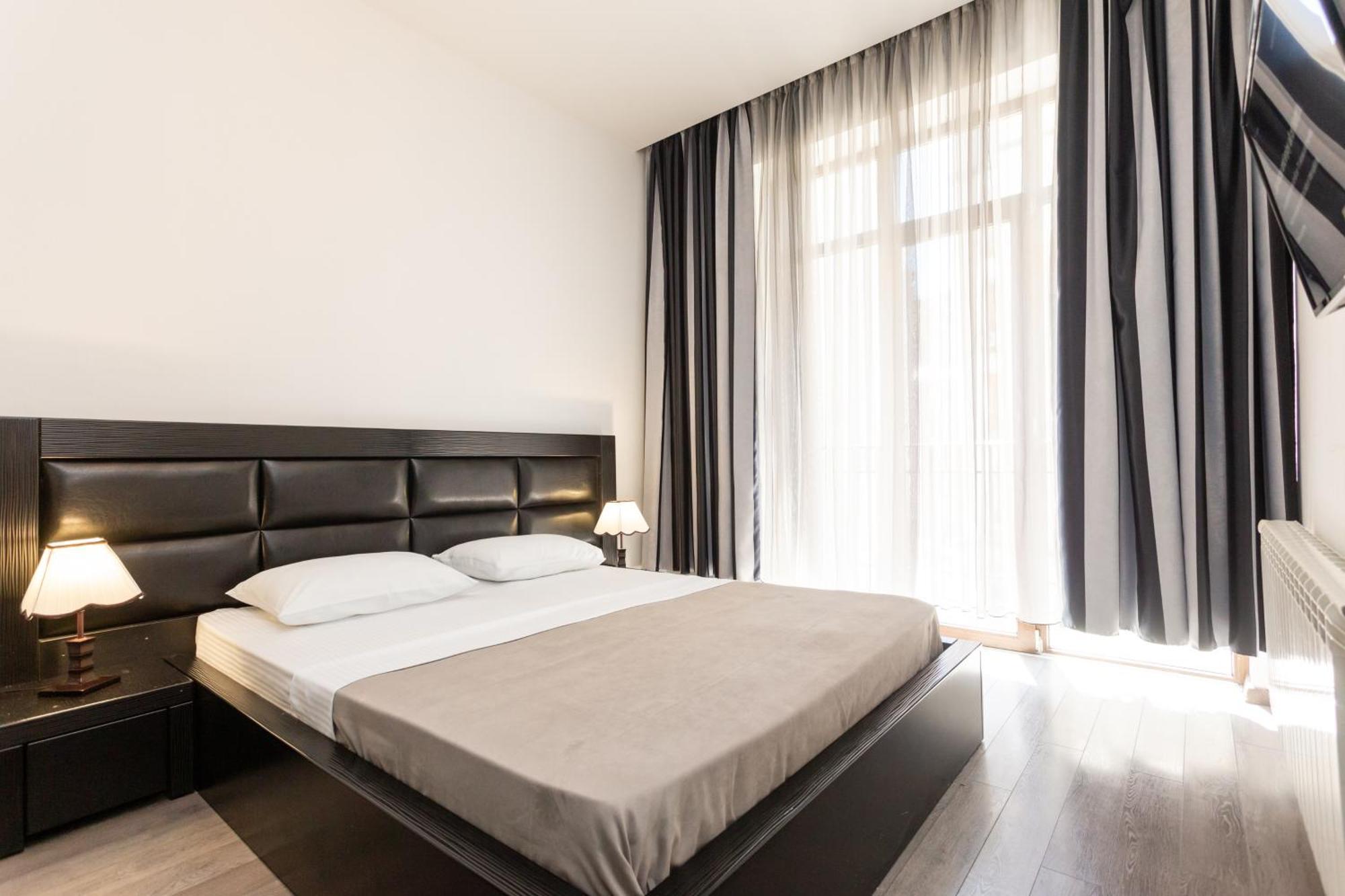 Two Bedroom Apartment In The City Center Tbilisi Ngoại thất bức ảnh