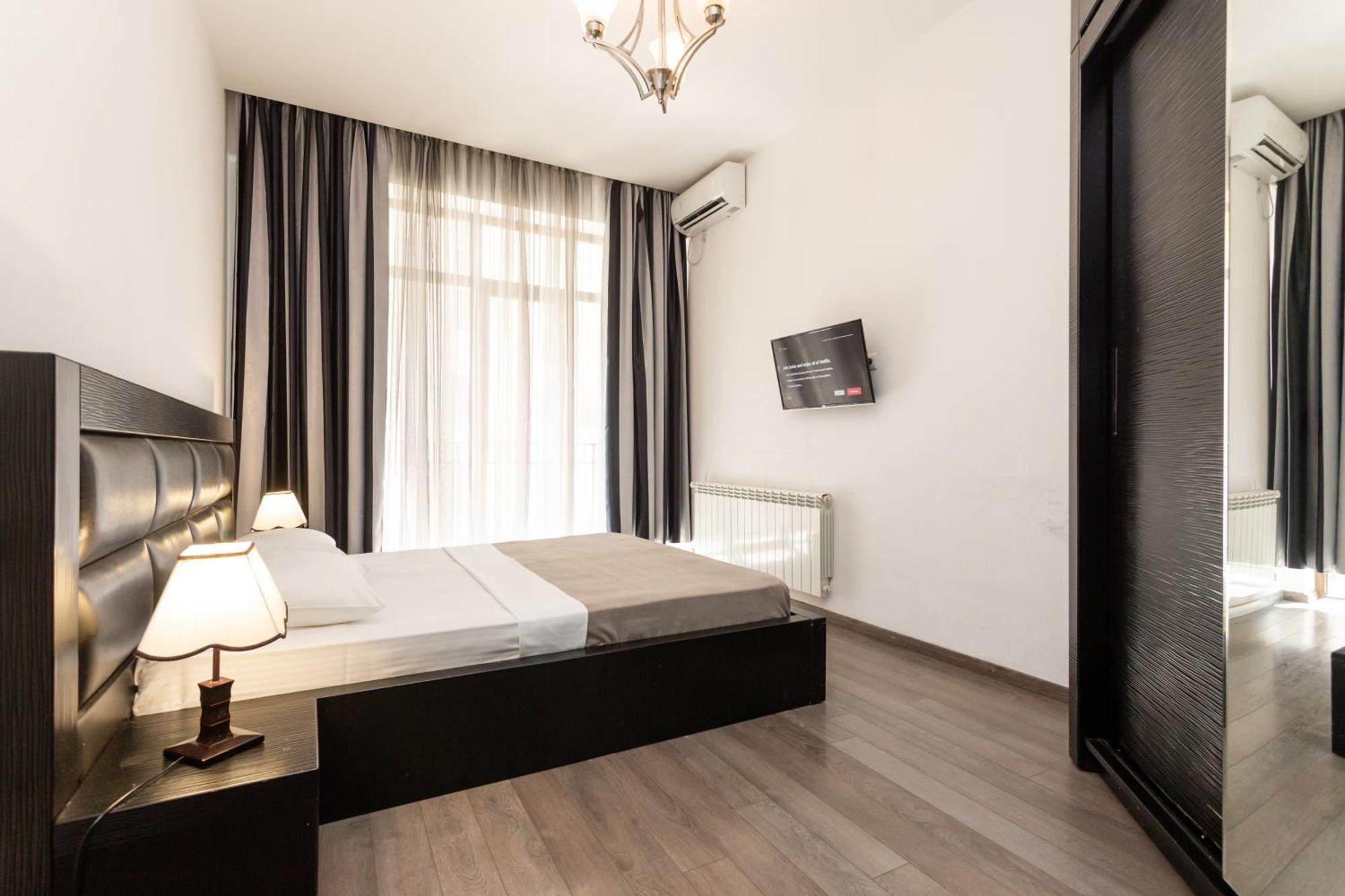 Two Bedroom Apartment In The City Center Tbilisi Ngoại thất bức ảnh